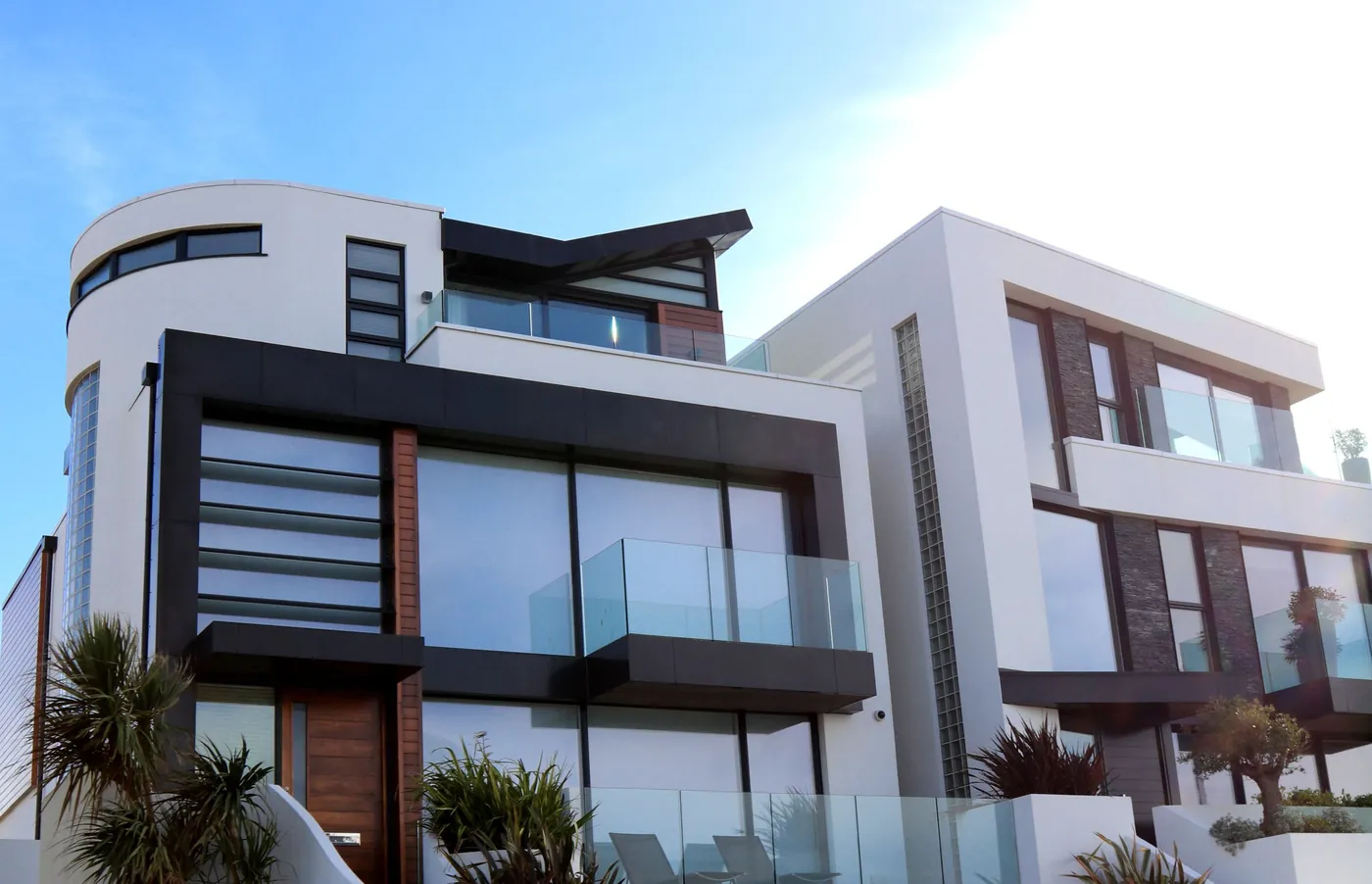 Casa moderna com grandes panos de vidro e varandas